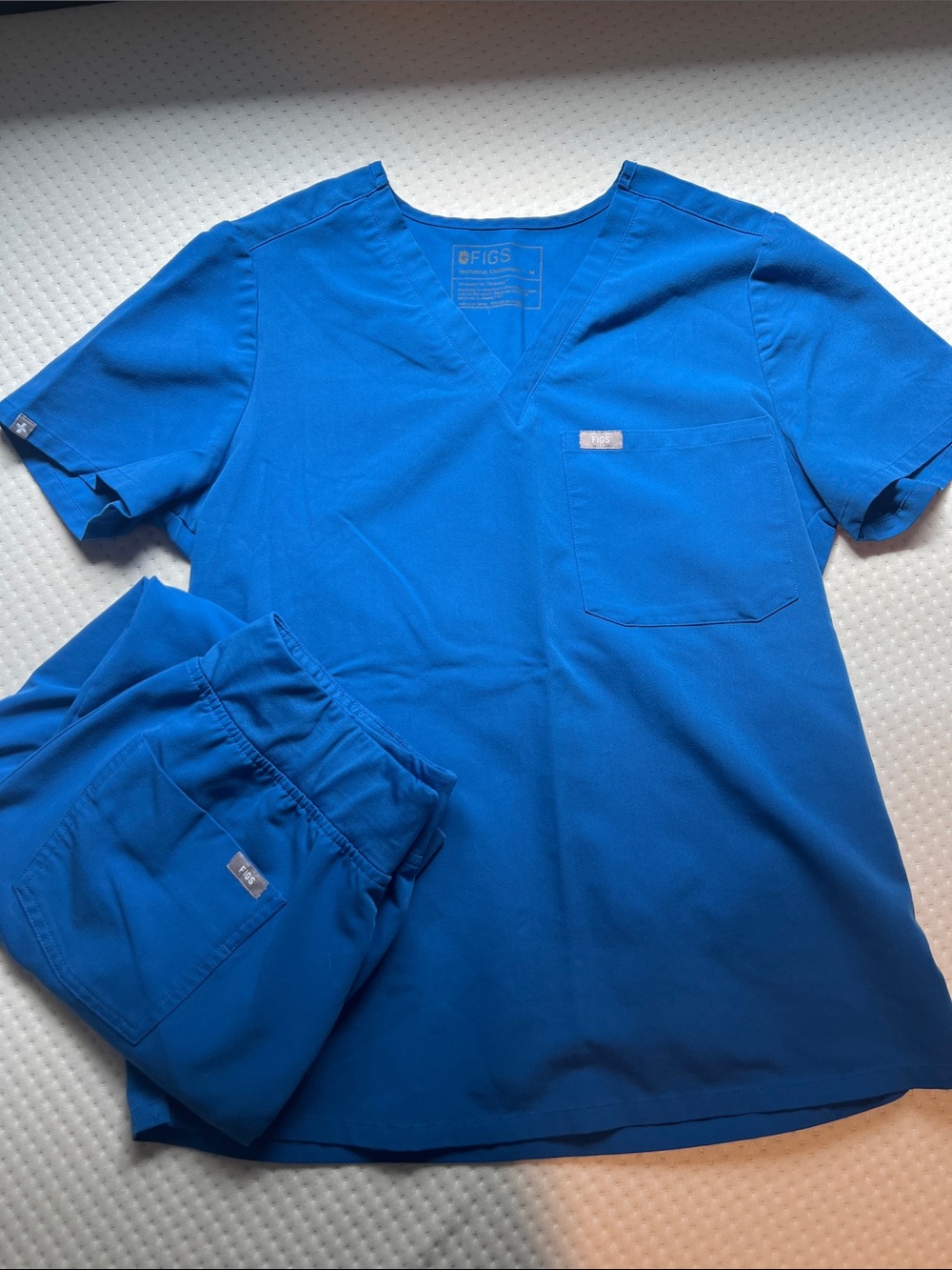 Figs Women’s Short Sleeve Scrub Top and Pants - Blue